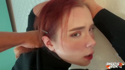 Homme baisé dans la bouche et la chatte Rousse Obéissante Skimpy et Cum sur les seins